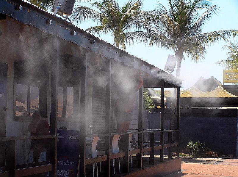 Pub_ in_Broome.jpg - Nein,   dieser Pub brennt nicht, das ist Dampf der aus der Klimaanlage unter dem Dach heraus kommt.